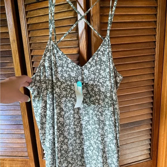 Floral Green Women's Tank NWT - Picture 2 of 2